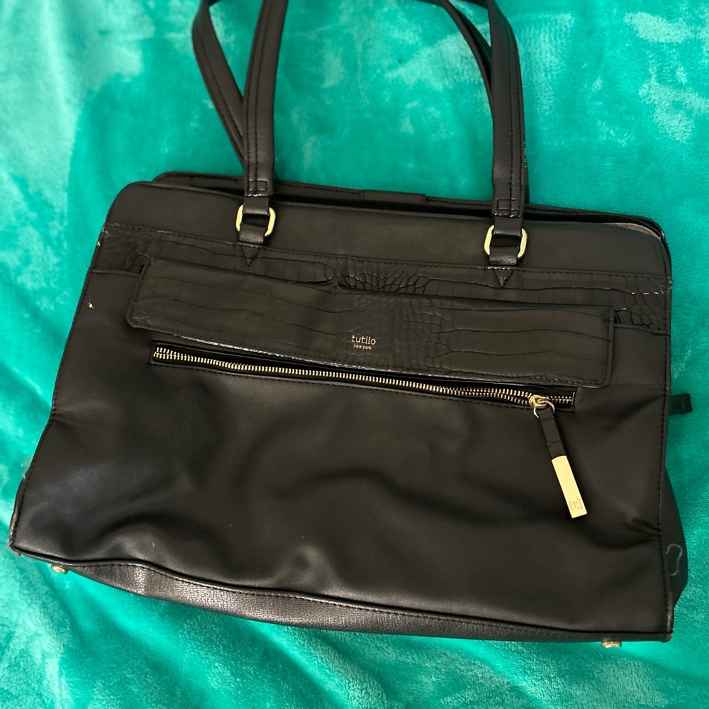 TUTILO NEW YORK woman’s Briefcase/tavel bag
Has a laptop slot